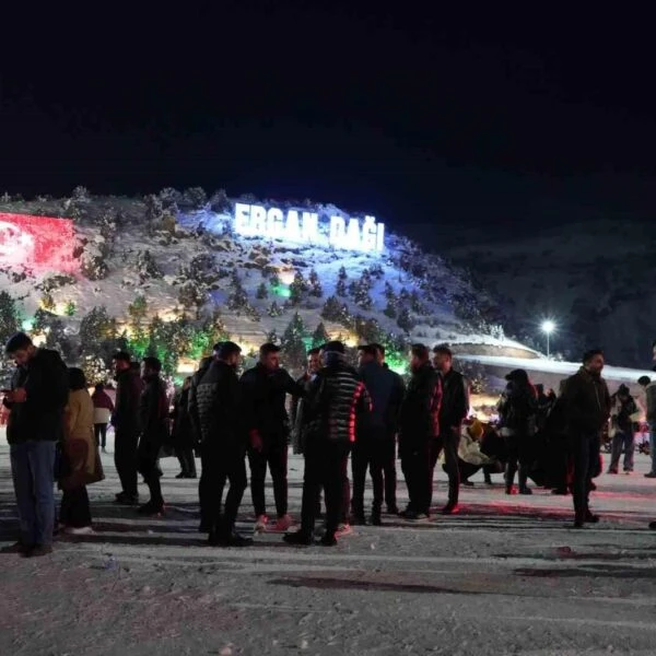 Meşaleli kayak gösterisiyle yeni yıl kutlamaları-1