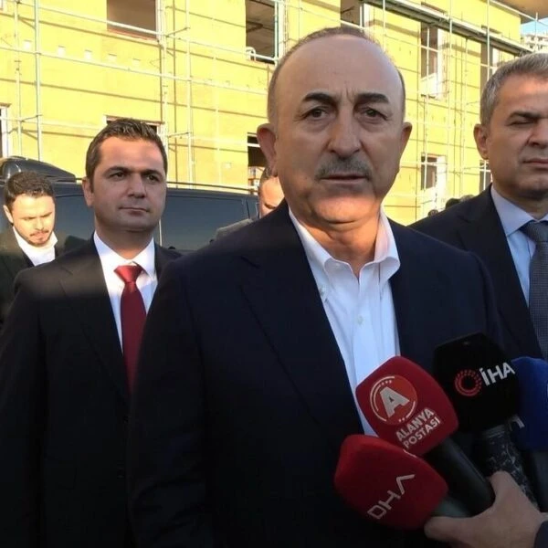 Mevlüt Çavuşoğlu, Payallar Devlet Hastanesi şantiyesinde incelemelerde bulunuyor.-1