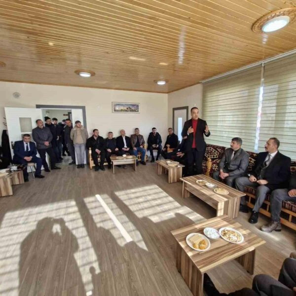 MHP Erzurum İl Başkanı Adem Yurdagül Pasinler'de muhtarlarla görüşüyor.-11