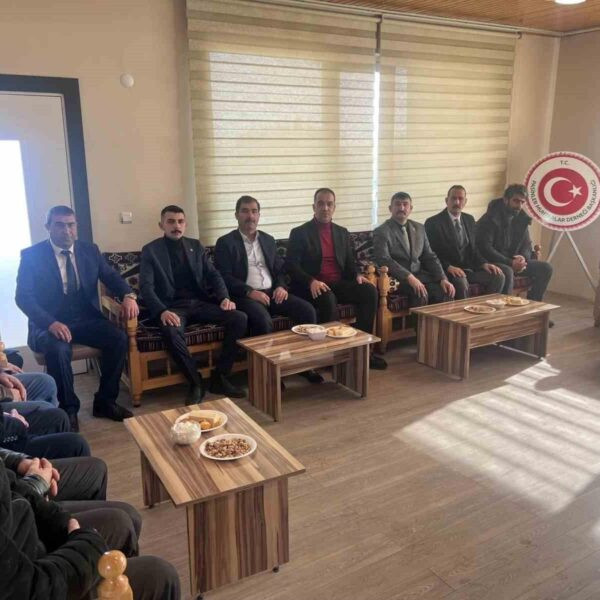 MHP Erzurum İl Başkanı Adem Yurdagül Pasinler'de muhtarlarla görüşüyor.-3