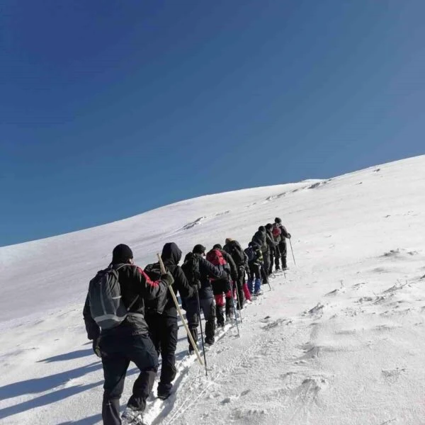 Mığır Tepesinde Türk Bayrağı Göndere Çekiliyor-3