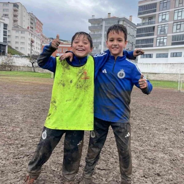 Mudanya Altai Kulübü sporcularının zorlu hava şartlarında antrenman yaptığı görüntü.