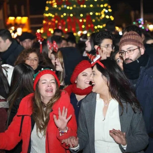 Mudanya Belediye Başkanı Deniz Dalgıç ile yılbaşı kutlamasında Mudanyalılar-4