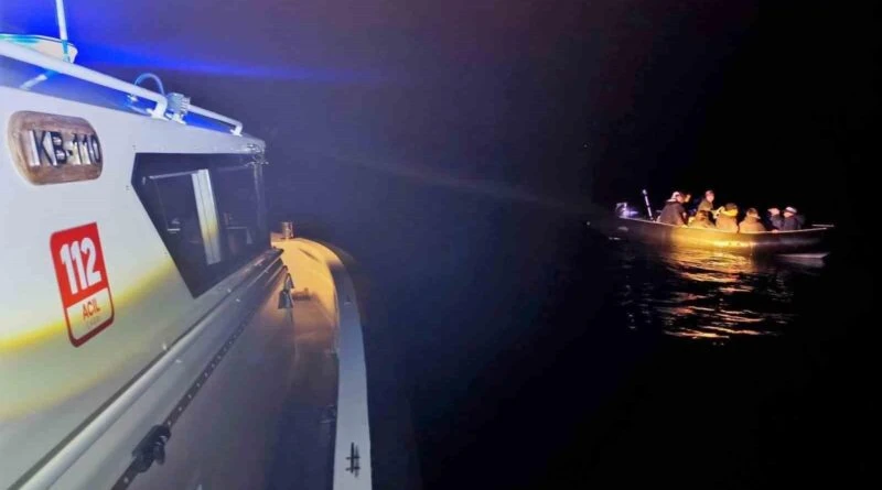 Muğla'nın Bodrum'unda Lastik Botta Sürüklenen 9 Düzensiz Göçmen Kurtarldı 1