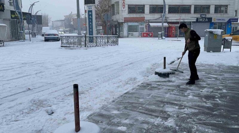 Muş'un Malazgirt İlçesinde Yoğun Kar Yağışı, Ulaşımı Olumsuz Etti 1