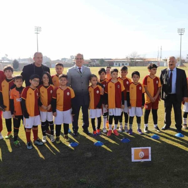 Nazilli Belediye Başkanı Dr. Ertuğrul Tetik, 2025 Sömestr Cup Futbol Şenliği'nin açılışını gerçekleştiriyor.-3