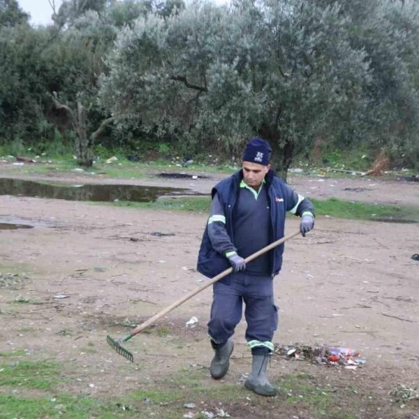 Nazilli Belediyesi ekipleri atık topluyor.-1