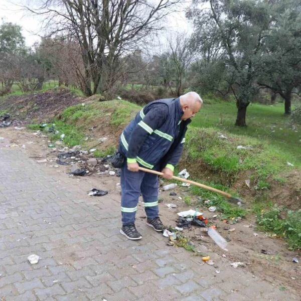 Nazilli Belediyesi ekipleri atık topluyor.-3