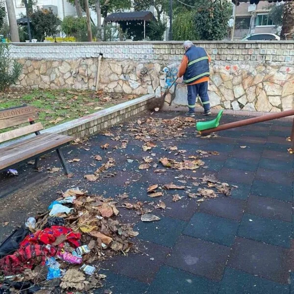 Nazilli Belediyesi ekipleri parklarda temizlik çalışması yapıyor.-1