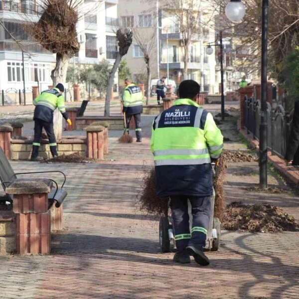 Nazilli Belediyesi ekipleri parklarda temizlik çalışması yapıyor.-3