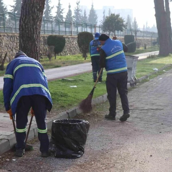 Nazilli Belediyesi temizlik ekibi sokakları temizliyor.-2