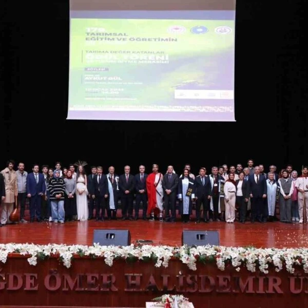 Niğde Ömer Halisdemir Üniversitesi'nde düzenlenen Tarım Bayramı etkinliğinde katılımcılar.-1