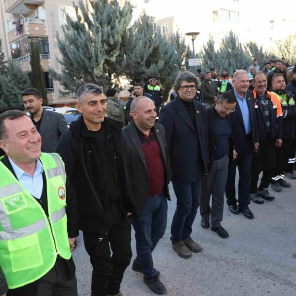 Nizip Belediye Başkanı Ali Doğan'ın toplu iş sözleşmesi imzaladığı bir görüntü-2