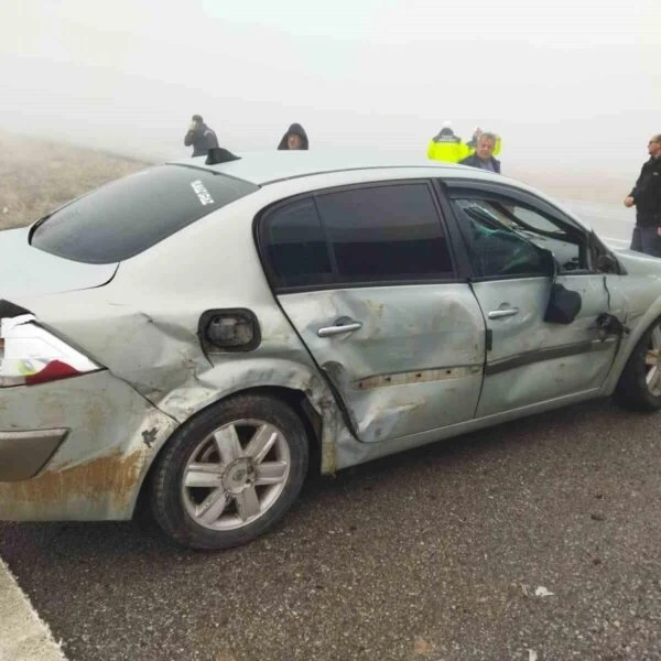 Öğrenci servisi ve otomobilin çarpıştığı kazaya müdahale eden jandarma ekipleri.-3