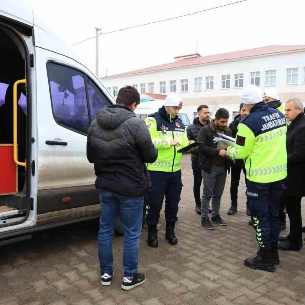 Öğrenci servislerinin denetlendiği bir görüntü.-1