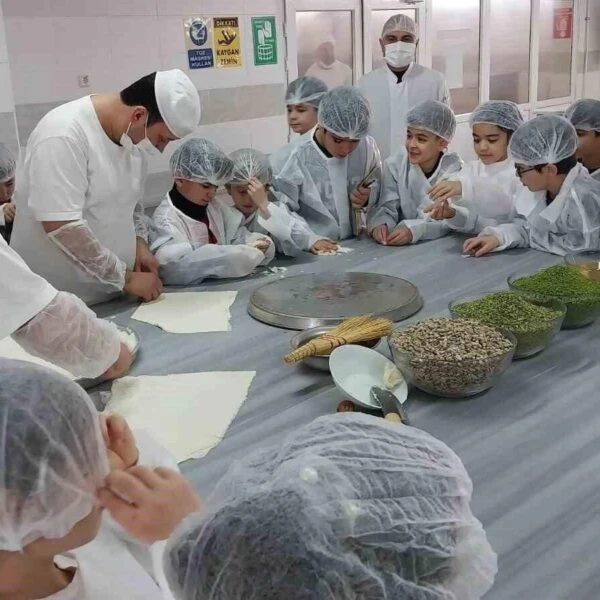 Öğrenciler baklava yapıyor-2