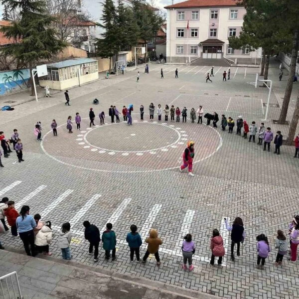 Öğrenciler eğlenceli etkinliklerle 1. dönem sonunu kutluyor.-1