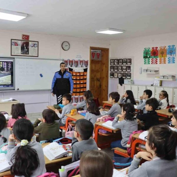 Öğrenciler güvenlik ve trafik kuralları hakkında bilgilendirme dinliyor.-2