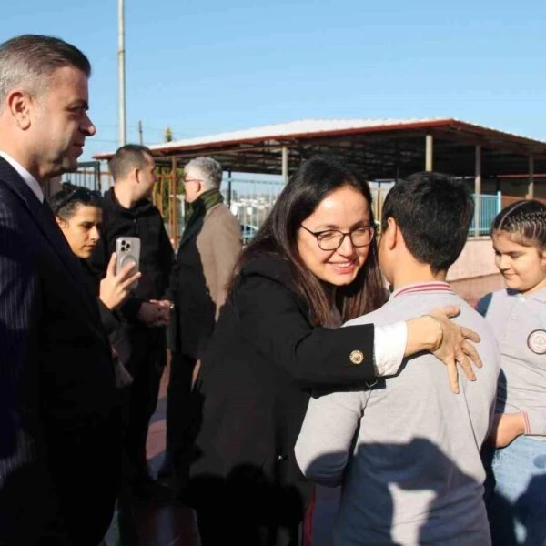 Öğrenciler karnelerini protokol üyelerinden alıyor-2