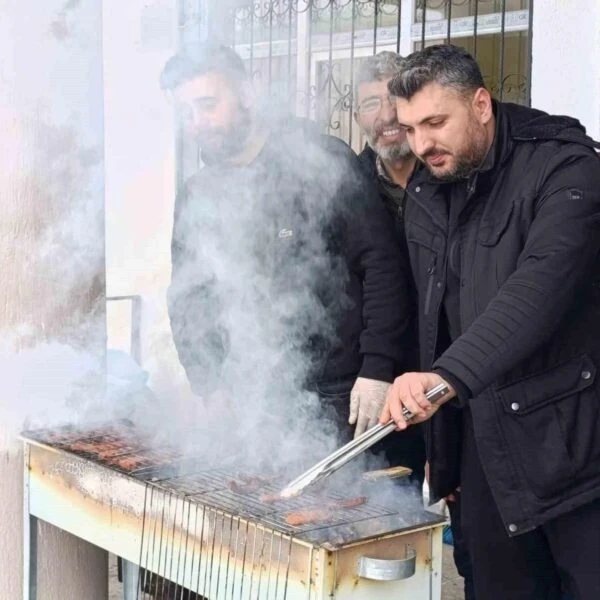 Öğrenciler mangal etkinliğinde moral desteği için teşekkür ediyor.-2