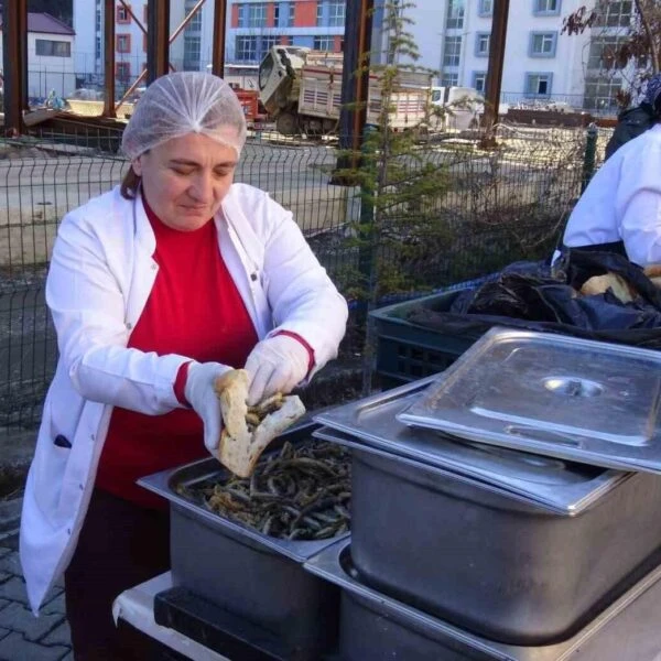 Öğrenciler, öğretmenler ve veliler hamsiyi temizliyor.-1