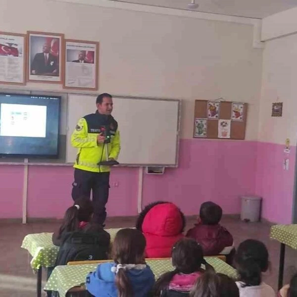 Öğrenciler trafik levhaları hakkında bilgi alıyor.