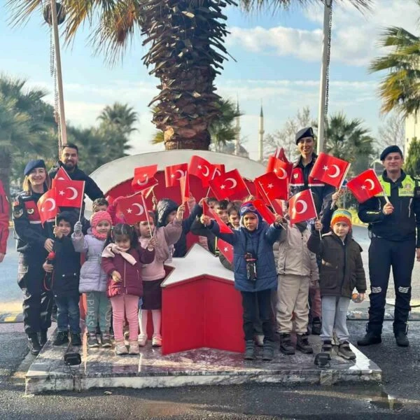 Öğrencilere Jandarma Şapkası ve Bayrak Hediyesi-2