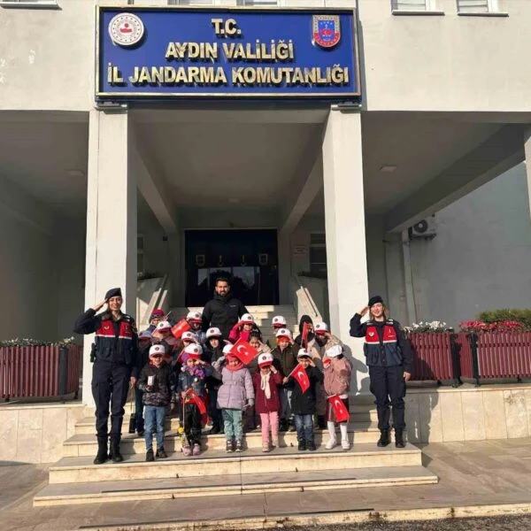 Öğrencilere Jandarma Şapkası ve Bayrak Hediyesi-4