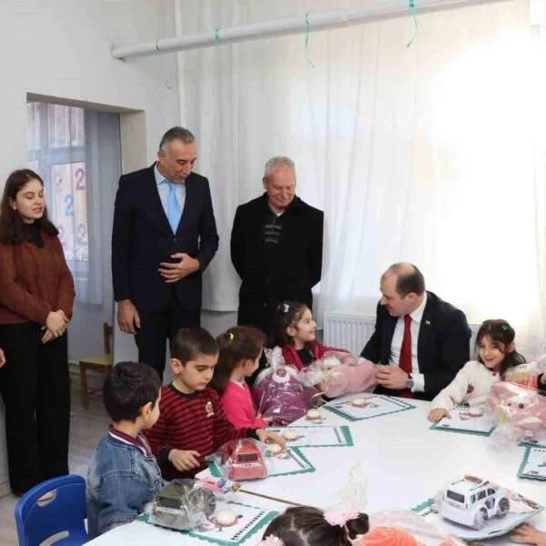 Oltu Kaymakamı Mustafa Çelik, Ayvalı İlkokulu'nda öğrencilerle birlikte İstiklal Marşı okur.-2