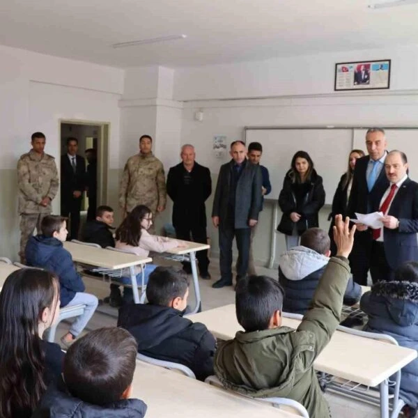 Oltu Kaymakamı Mustafa Çelik, Ayvalı İlkokulu'nda öğrencilerle birlikte İstiklal Marşı okur.-4