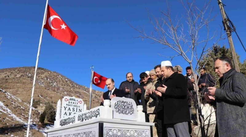 Oltu Kaymakamı Mustafa Çelik, Şehitler Yasin Aksu ve Vahdettin Pakih'in Mezarlarını Ziyaret Etti 1