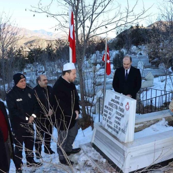 Oltu Kaymakamı Mustafa Çelik ve beraberindeki heyet şehitlerin mezarlarında dua ediyor-2