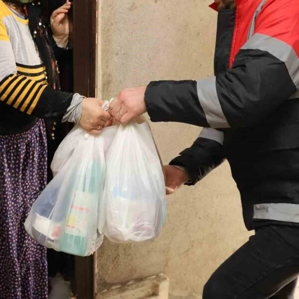 Ordu Büyükşehir Belediyesi'nin sosyal marketinde ihtiyaç sahipleri ürünleri sepetlerine ekliyor.-3