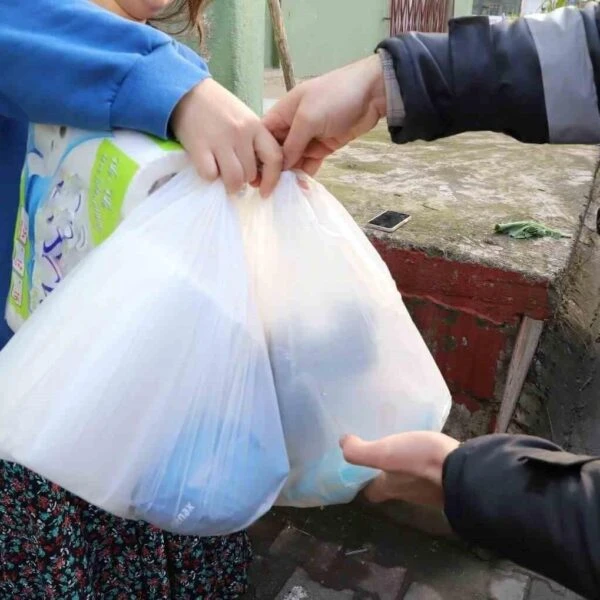 Ordu Büyükşehir Belediyesi'nin sosyal marketinde ihtiyaç sahipleri ürünleri sepetlerine ekliyor.-5