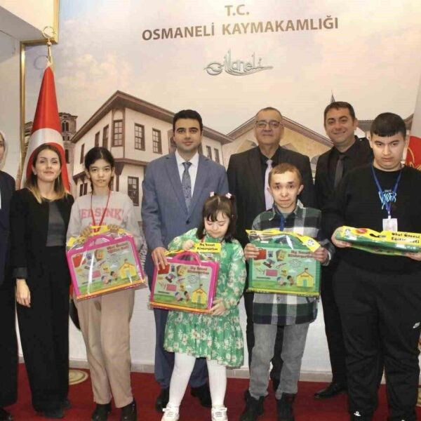 Osmaneli Kaymakamı Abdüssamed Kılıç'ın, özel çocuklardan aldığı Türkiye haritası şeklinde bir çerçeve hediyesi.-1