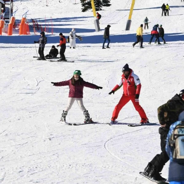 Osmangazi Belediyesi'nin Uludağ'da düzenlediği kayak projesinde çocuklara kayak eğitimi veriliyor.-2