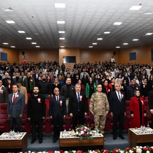 Osmaniye'de Rahime Hatun'u konu alan tiyatro oyunu izleyenler-2