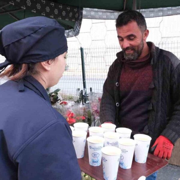 Pazarcı esnafına ve vatandaşlara sıcak çorba dağıtılması-5