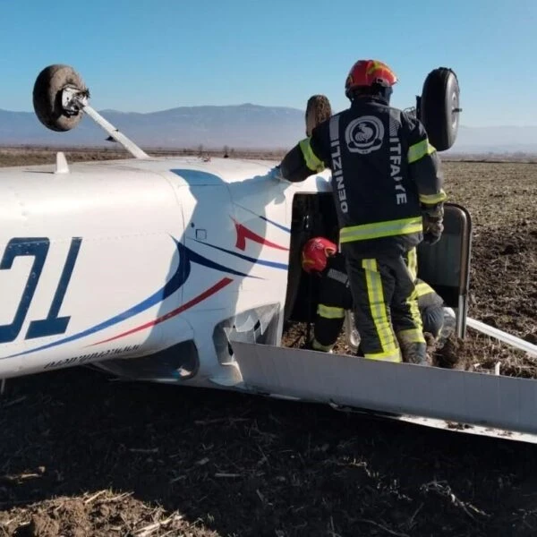 Pilot Şükrü Yiğit Devebacak uçaktan iniyor-2