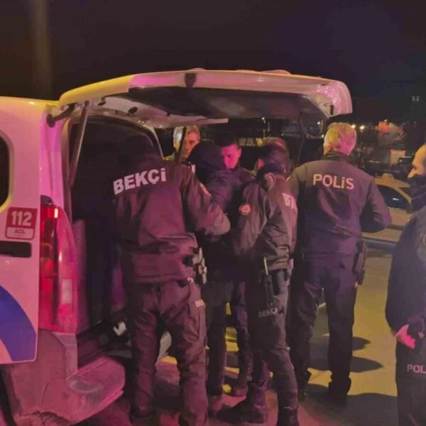 Polis ekipleri gençleri ikna ediyor-2