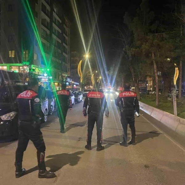 Polis ekipleri yılbaşı gecesi Afyonkarahisar'da denetim yapıyor.-1