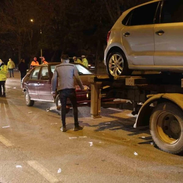 Polis ekiplerinin alkollü sürücüye cezai işlem uyguluyor.-2