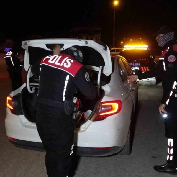 Polis ekiplerinin AVM'de incelemelerde bulunduğu görüntü-3