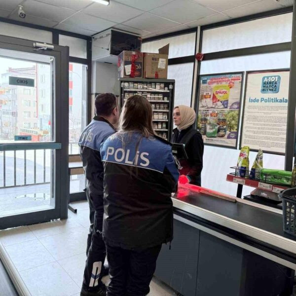 Polis ekiplerinin esnafları dolandırıcılık olaylarına karşı uyardığı bir görüntü.-1