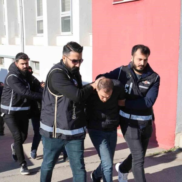 Polis tarafından yakalanan şüphelilerin panelvan ve lüks otomobilde durdurulduğu görüntü.-1