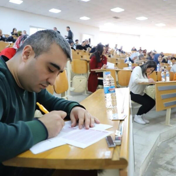 Rektör Prof. Dr. Akın Levent'in sınav alanını ziyaret edip adaylara başarı dileklerinde bulunduğu görsel-1