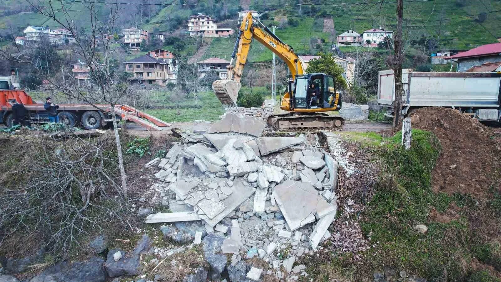 Rize Valisi Fırtına Vadisi’nde İzinsiz Yapıların Kaldırılması Sürecinde