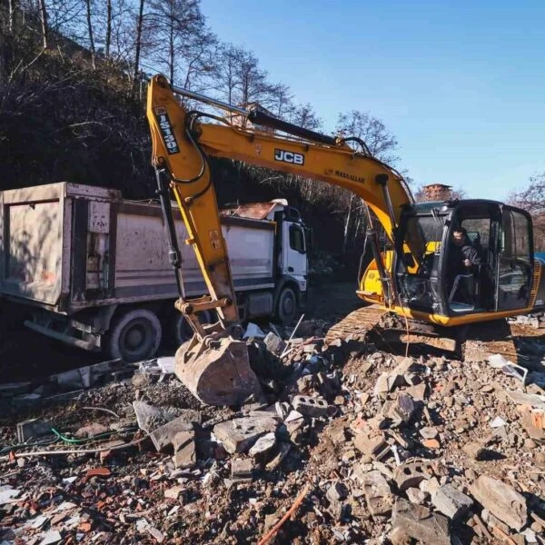 Rize Valisi İhsan Selim Baydaş, Fırtına Vadisi'nde izinsiz yapıların kaldırılması için konuşuyor.-4