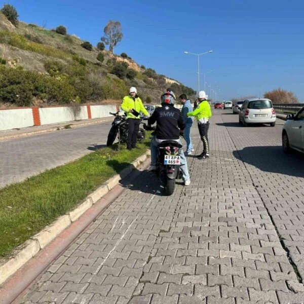 Sağlık ekiplerinin kaza yerinde yaralıya müdahale ettiği görüntü-2