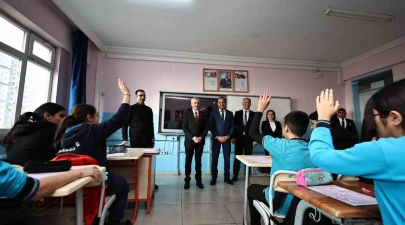 Şahinbey Belediye Başkanı Mehmet Tahmazoğlu, LGS Öğrencilerini Ziyaret Etti ve Deneme Sınavı Hediyeleri Verdi 1